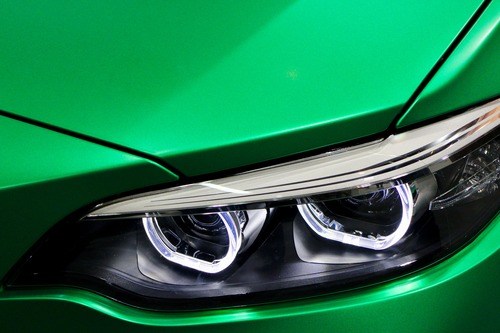 foto de un coche verde
